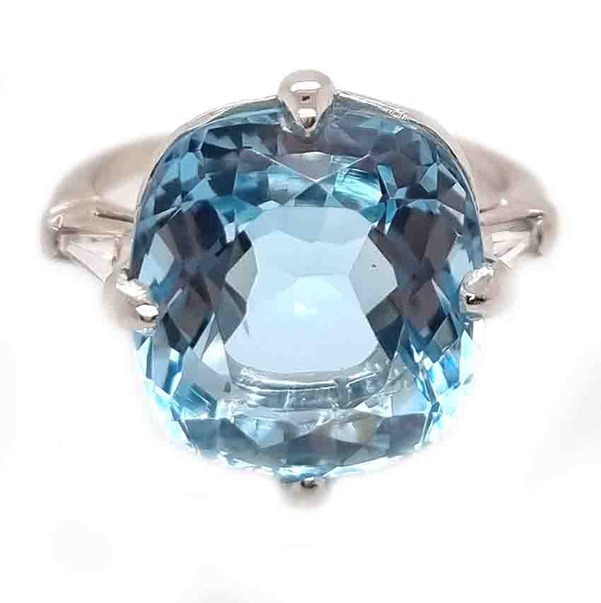 Vintage 15cts Aquamarine Solitaire Ring with Baguette Diamonds