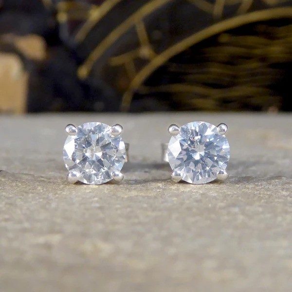 Diamond stud earrings in white gold.