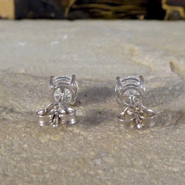 Diamond stud earrings in white gold.