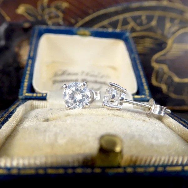 Diamond stud earrings in white gold.